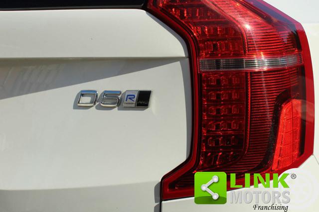 Volvo XC90 D5 AWD Geartronic 7 posti R-design,Crystal White, del 2018, 93.300 km, in vendita a Roma (RM)
