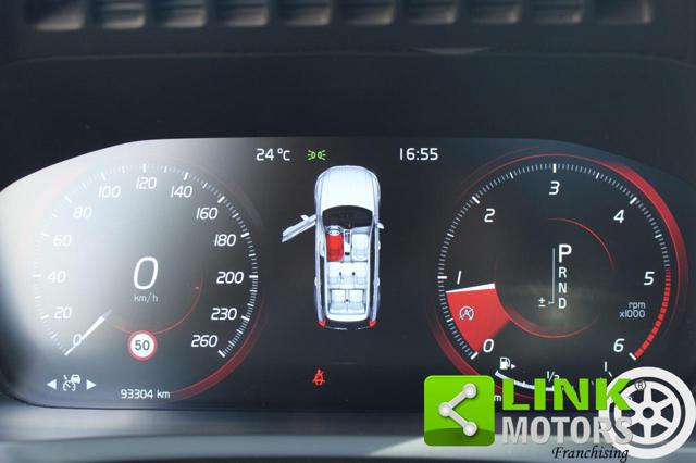 Volvo XC90 D5 AWD Geartronic 7 posti R-design,Crystal White, del 2018, 93.300 km, in vendita a Roma (RM)