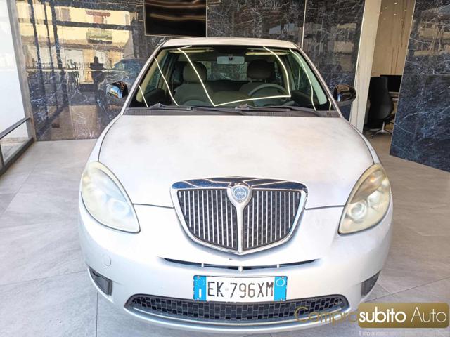 Lancia Ypsilon 1.2 69 CV Unyca, del 2012, 194.000 km, in vendita a Prato (PO)