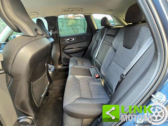 Volvo XC60 B4 auto Core PARI AL NUOVO!, del 2022, 32.600 km, in vendita a Legnano (MI)