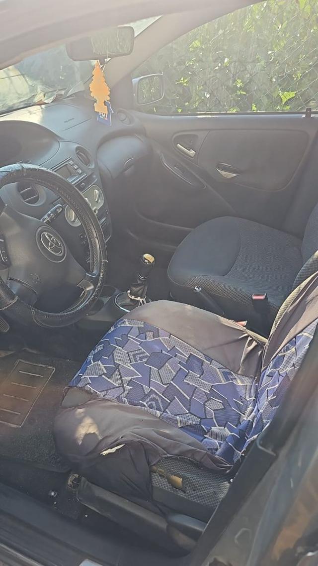 Toyota Yaris 1.0i 16V cat 5 porte - foto 2 di 4