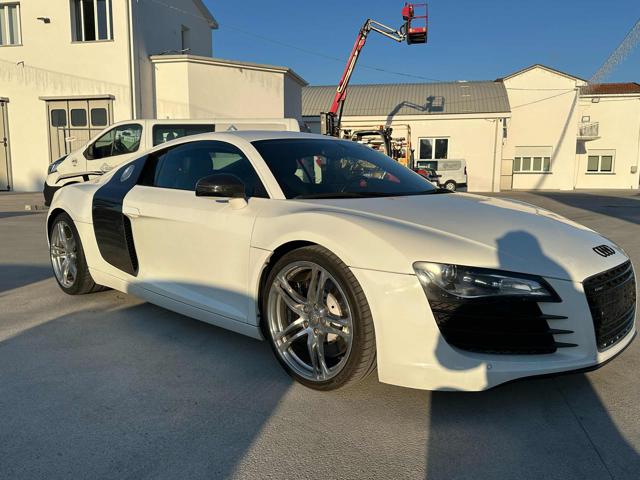Audi R8 4.2 V8 FSI quattro R tronic - foto 3 di 4