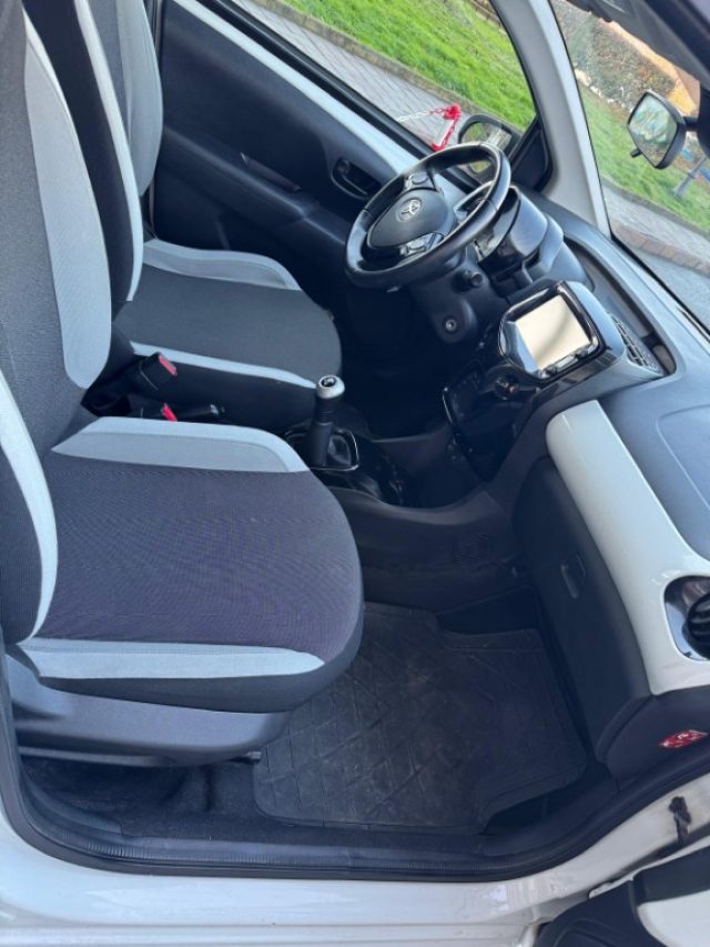 Toyota Aygo 1.0 VVT-i 69 CV 5 porte x-play, del 2016, 102.500 km, in vendita a Serravalle Scrivia (AL)