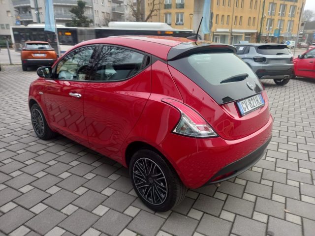 Lancia Ypsilon 1.0 FireFly 5 porte S&S Hybrid Silver Plus - foto 2 di 4