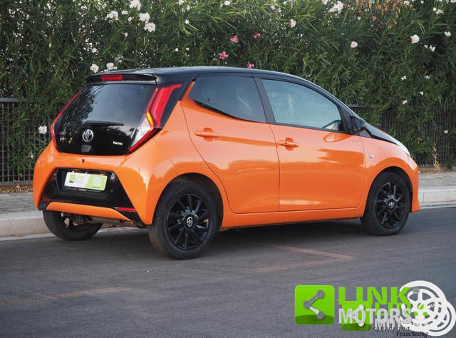 Toyota Aygo Connect orange 1.0 VVT-i 72 CV 5 porte x-wave - foto 2 di 4