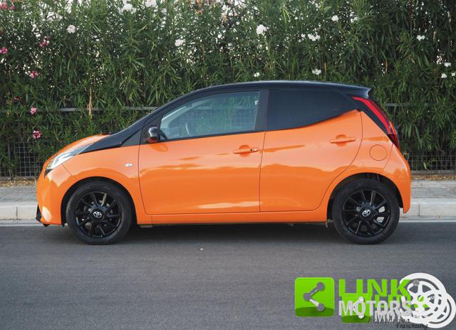 Toyota Aygo Connect orange 1.0 VVT-i 72 CV 5 porte x-wave - foto 3 di 4