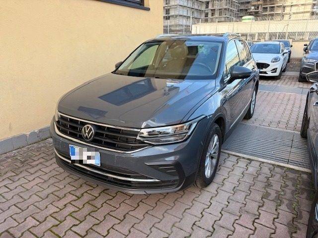 Volkswagen Tiguan 2.0 TDI 150 CV SCR DSG Life usato a SESTO SAN GIOVANNI