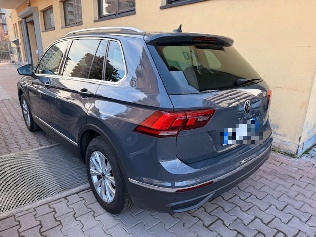 Volkswagen Tiguan 2.0 TDI 150 CV SCR DSG Life usato a SESTO SAN GIOVANNI