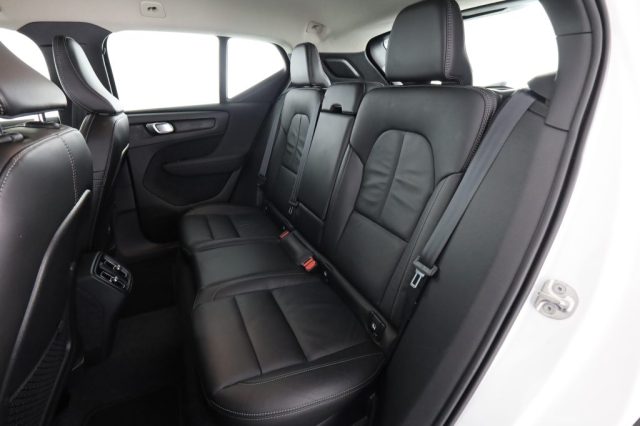 Volvo XC40 XC40 T2 Geartronic Momentum Pro - foto 3 di 4