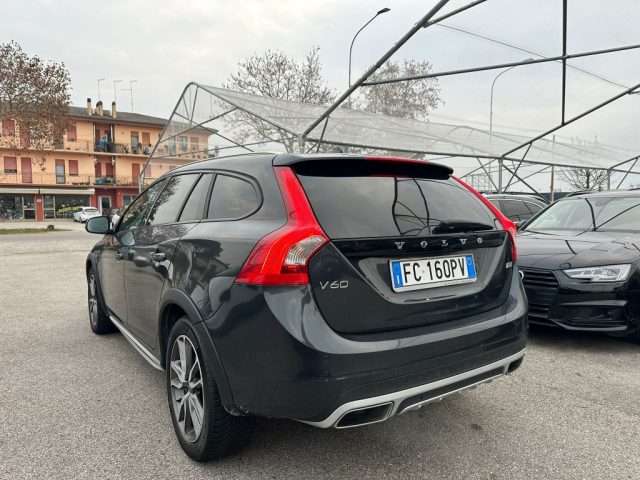 Volvo V60 Cross Country D3 Geartronic Momentum - foto 3 di 4