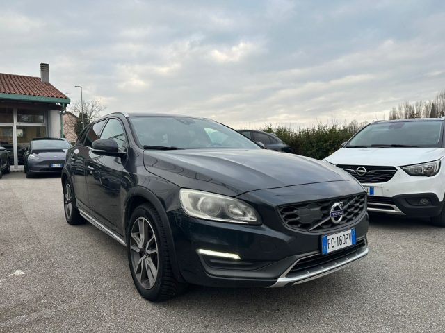 Volvo V60 Cross Country D3 Geartronic Momentum - foto 2 di 4