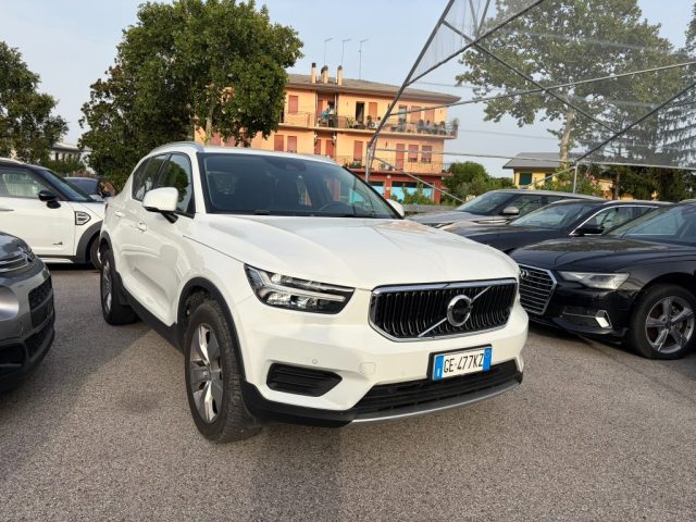 Volvo XC40 T2 Geartronic Momentum - foto 2 di 4