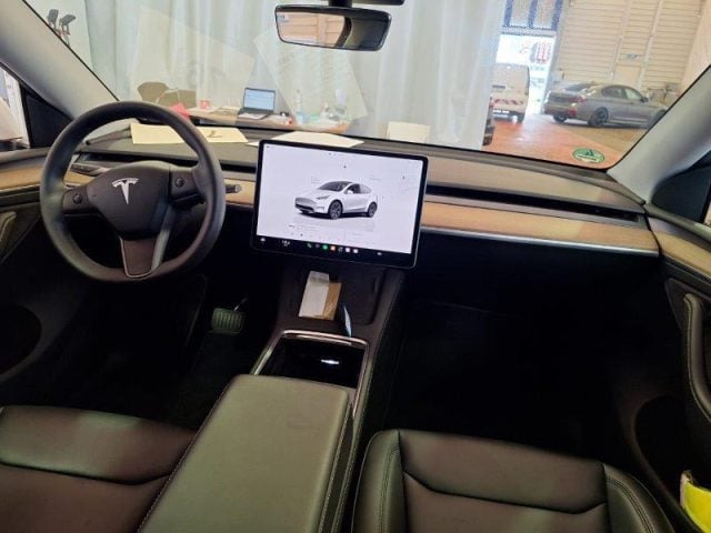 Tesla Model Y Long Range AWD - foto 3 di 4