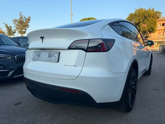 Tesla Model Y Long Range AWD - foto 3 di 4