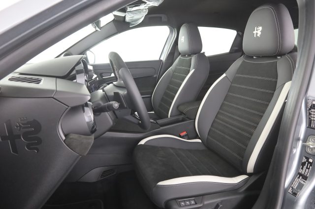 Alfa Romeo Junior Junior 1.2 145 CV Hybrid eDCT6 Edizione Milano Cor - foto 2 di 4