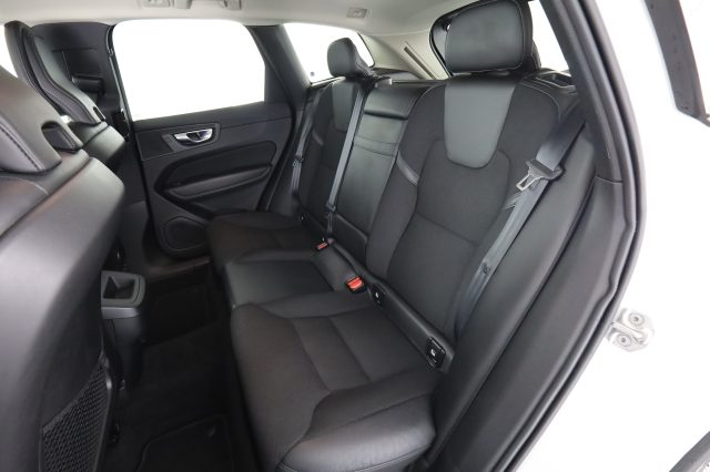Volvo XC60 XC60 B4 (d) automatico Momentum Pro - foto 3 di 4