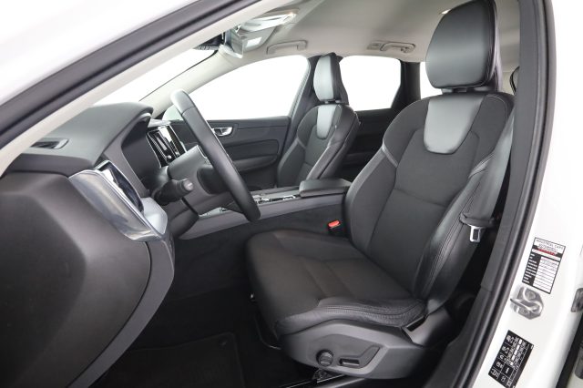 Volvo XC60 XC60 B4 (d) automatico Momentum Pro - foto 2 di 4