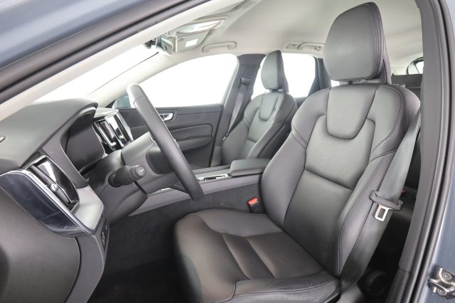 Volvo XC60 XC60 B4 (d) Geartronic Momentum - foto 2 di 4