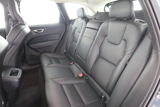Volvo XC60 XC60 B4 (d) Geartronic Momentum - foto 3 di 4