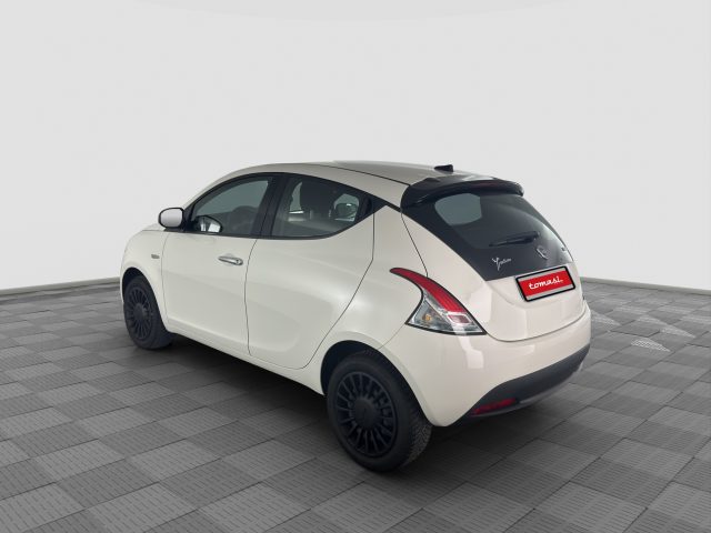 Lancia Ypsilon Ypsilon 1.0 FireFly 5 porte S&S Hybrid Silver - foto 3 di 4