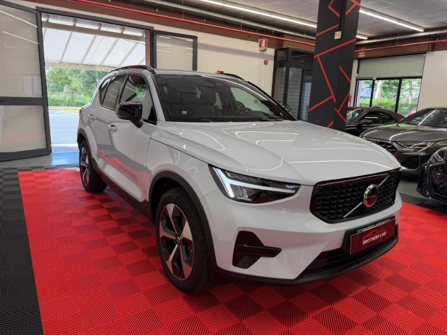 Volvo XC40 B3 automatico PLUS DARK cloud blue - foto 3 di 4