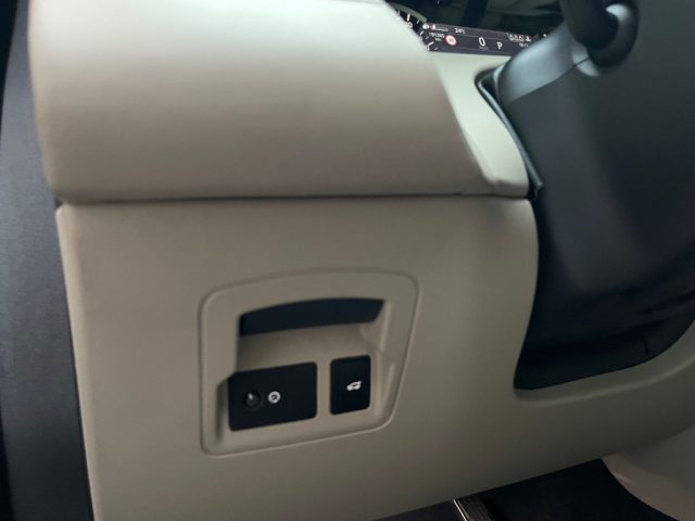 Land Rover Range Rover Velar 3.0D I6 4DW 300CV R-DYNAMIC HSE GANCIO TRAINO ELET usato a VENEZIA