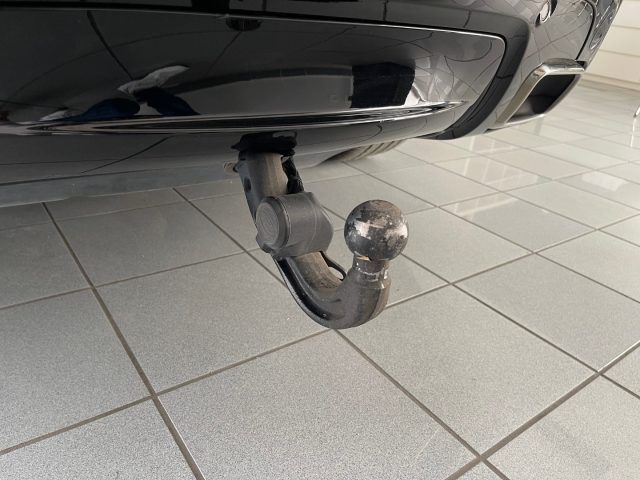 Land Rover Range Rover Velar 3.0D I6 4DW 300CV R-DYNAMIC HSE GANCIO TRAINO ELET usato a VENEZIA