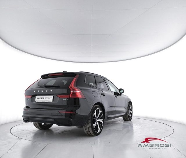 Volvo XC60 B5 AWD automatico Ultimate Dark - foto 3 di 4