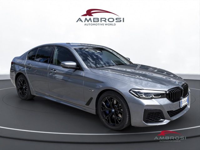 BMW 545 Berlina e xDrive M-Sport - foto 2 di 4