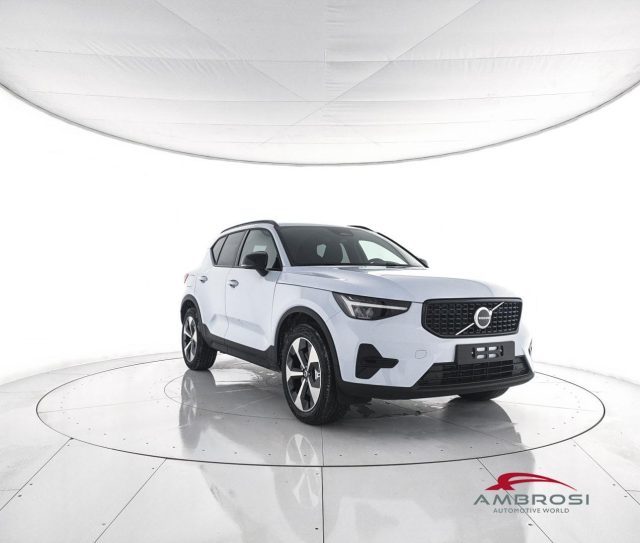 Volvo XC40 B3 Mild hybrid Benzina Plus Dark - foto 2 di 4