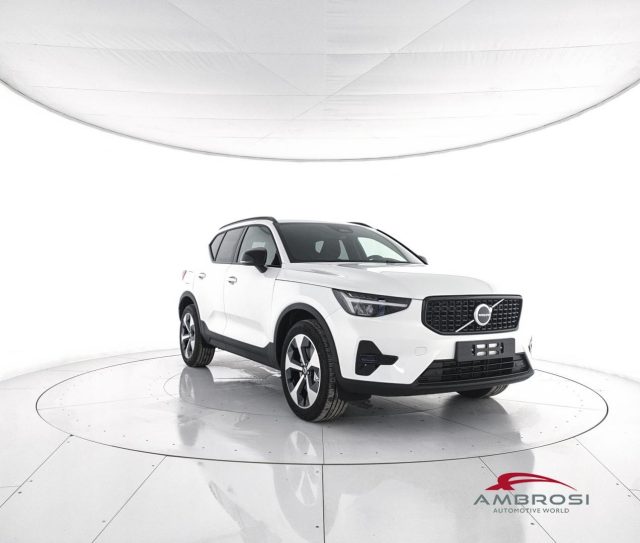 Volvo XC40 B3 Mild hybrid Benzina Plus Dark - foto 2 di 4