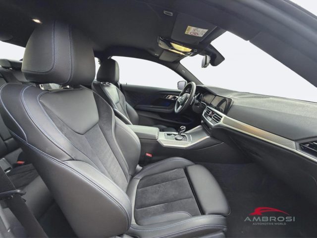 BMW 220 Serie 2 i Coupe MSport auto - foto 3 di 4