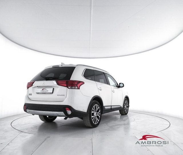 Mitsubishi Outlander 2.2 DI-D 4WD Instyle Plus SDA 7 posti - AUTOCARRO - foto 3 di 4
