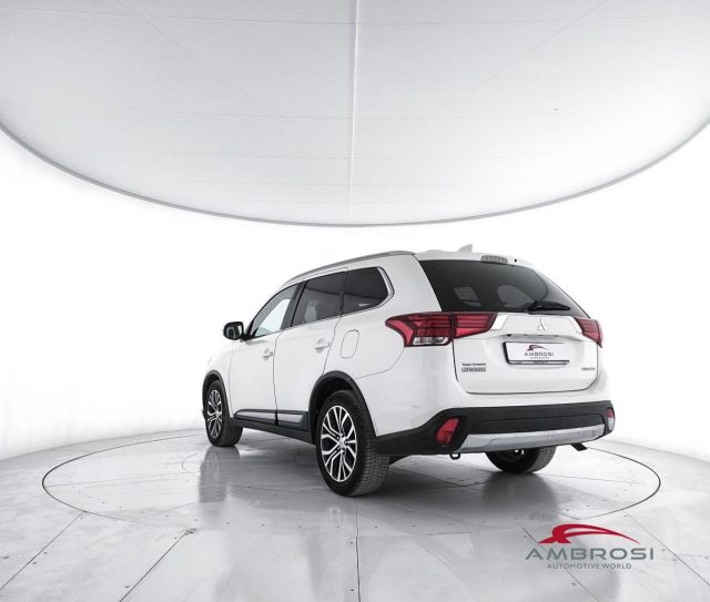 Mitsubishi Outlander 2.2 DI-D 4WD Instyle Plus SDA 7 posti - AUTOCARRO - foto 4 di 4