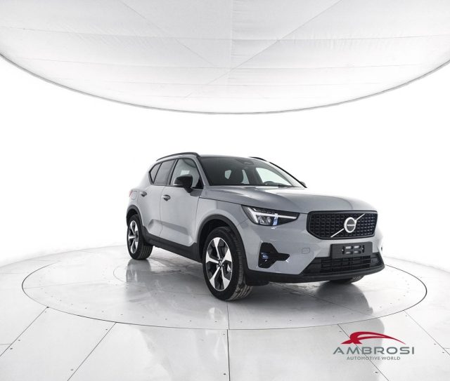 Volvo XC40 B3 Mild hybrid Benzina Plus Dark - foto 2 di 4