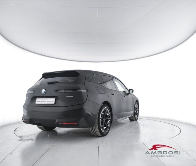 BMW iX xDrive40 Pacchetto Sportivo - foto 3 di 4