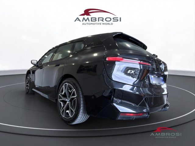 BMW iX xDrive40 Pacchetto Sportivo Edition Signature - foto 3 di 4