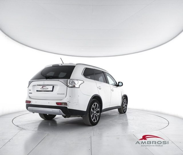 Mitsubishi Outlander 2.2 DI-D 4WD Instyle 7p. - PER OPERATORI DEL SETTO - foto 3 di 4