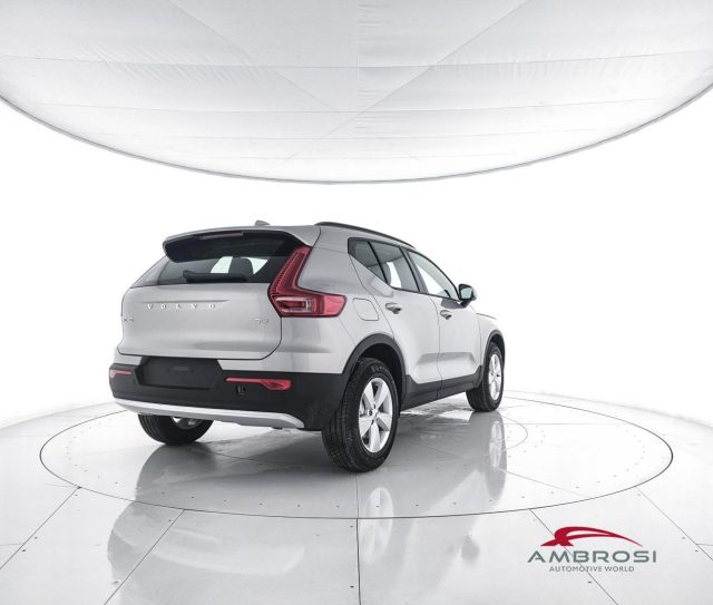 Volvo XC40 B3 Mild hybrid Benzina Essential - foto 3 di 4