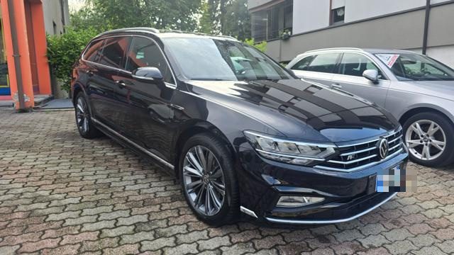 Volkswagen Passat Variant 2.0 TDI SCR 122 CV EVO DSG R-line usato a CASTIGLIONE OLONA