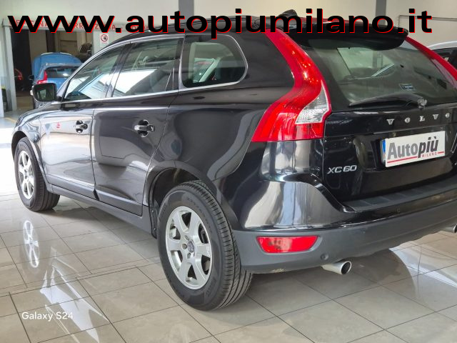 Volvo XC60 D4 AWD Geartronic Kinetic - foto 2 di 4