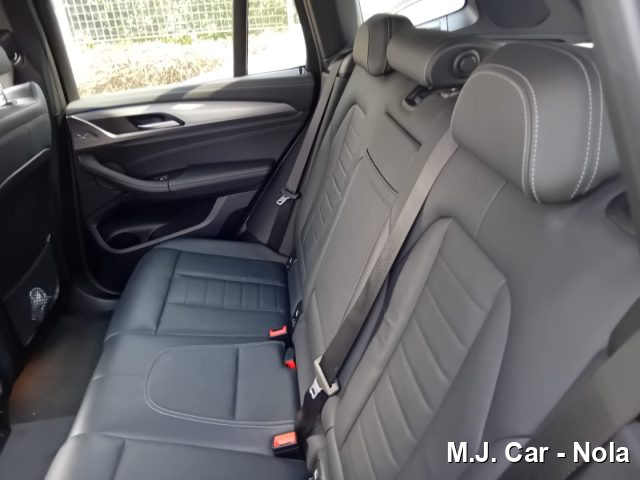 BMW iX3 Impressive - foto 4 di 4