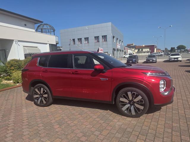 Mitsubishi Outlander PHEV 2.4L INTENSE 4WD - foto 4 di 19