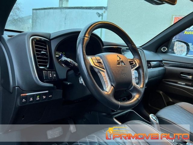 Mitsubishi Outlander 2.4 MIVEC 4WD PHEV - foto 2 di 4