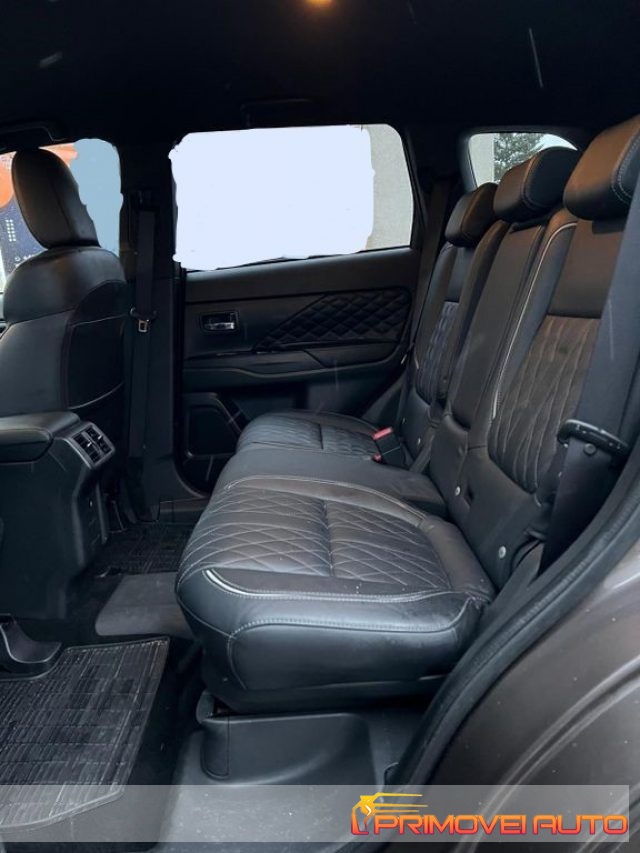 Mitsubishi Outlander 2.4 MIVEC 4WD PHEV - foto 4 di 4