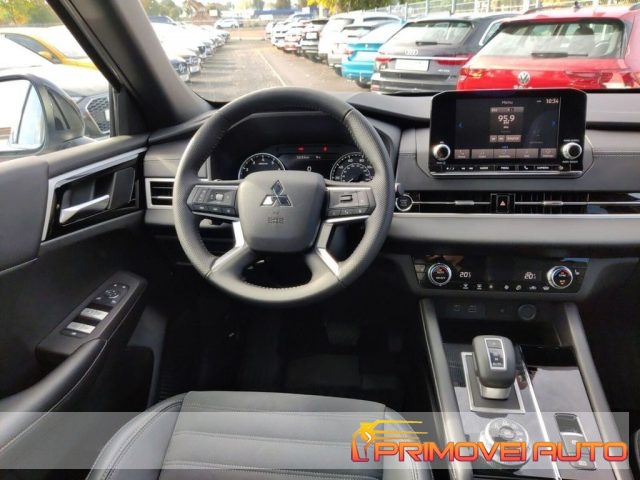 Mitsubishi Outlander 2.0 4WD Black Edition 7 posti - foto 2 di 4