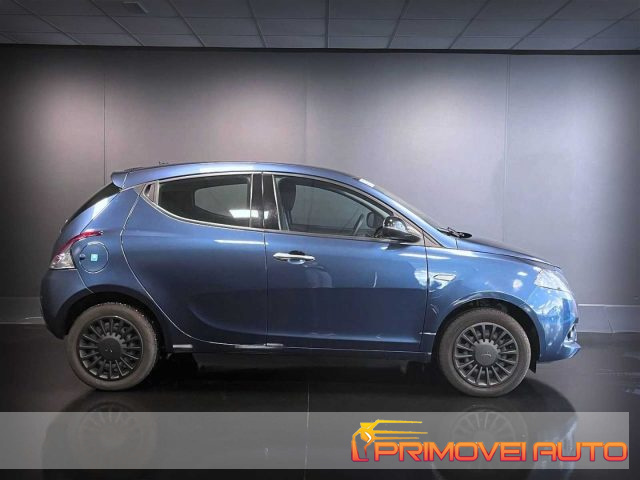 Lancia Ypsilon 1.0 FireFly 5 porte S&S Hybrid Silver - foto 2 di 4