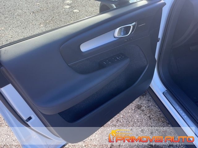 Volvo XC40 B3 automatico Plus Dark, del 2023, 5.000 km, in vendita a Castelnuovo Rangone (MO)
