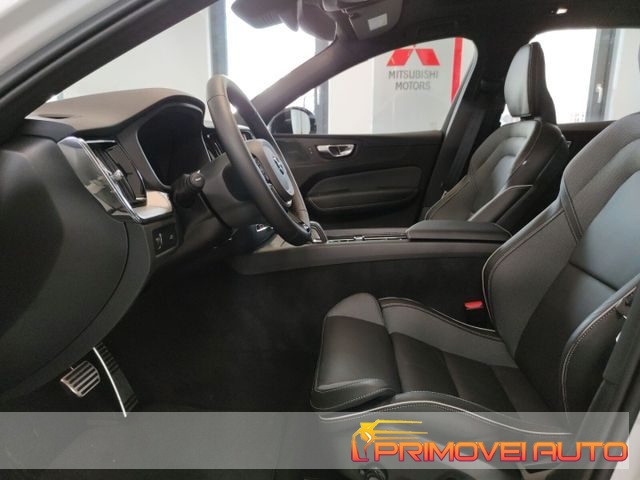 Volvo XC60 B4 (d) AWD Geartronic R-design - foto 2 di 4