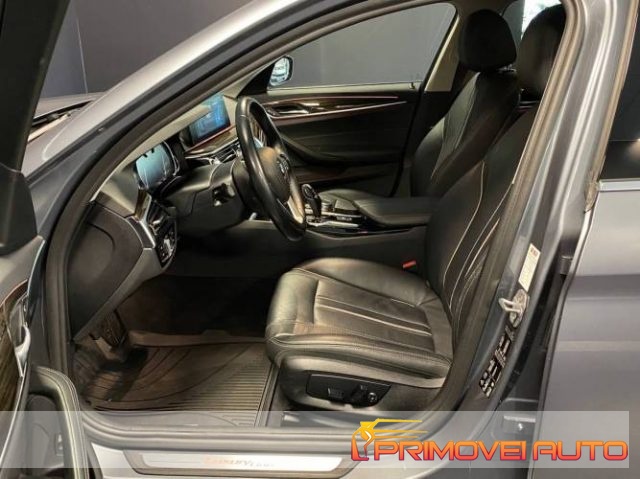 BMW 530 d 249CV xDrive Touring Luxury - foto 2 di 4